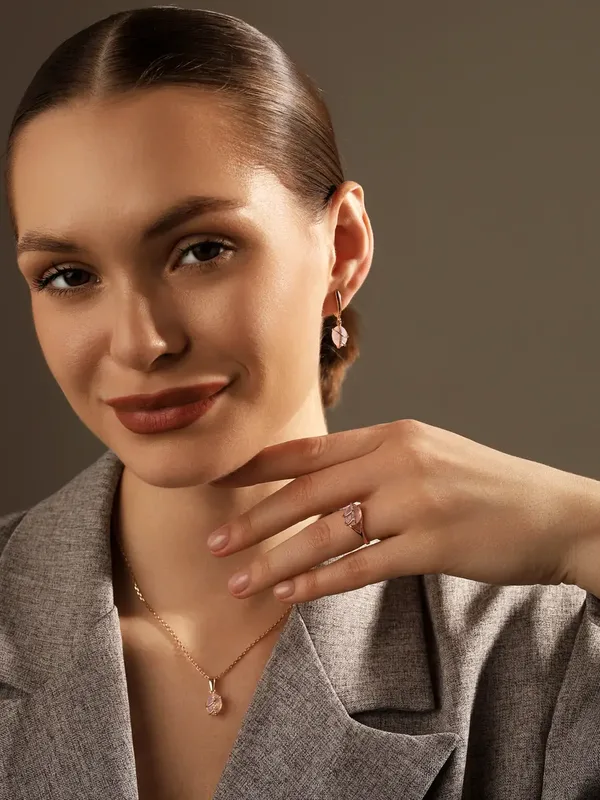 Кольцо из серебра с плавленным кварцем, фианитом и кварцем, золочение