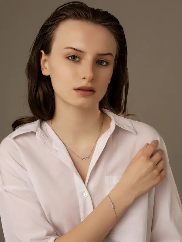 Колье из серебра с фианитом, родий