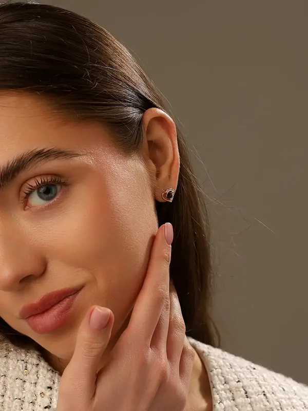 Серьги-пусеты из серебра с гранатом и фианитом, золочение