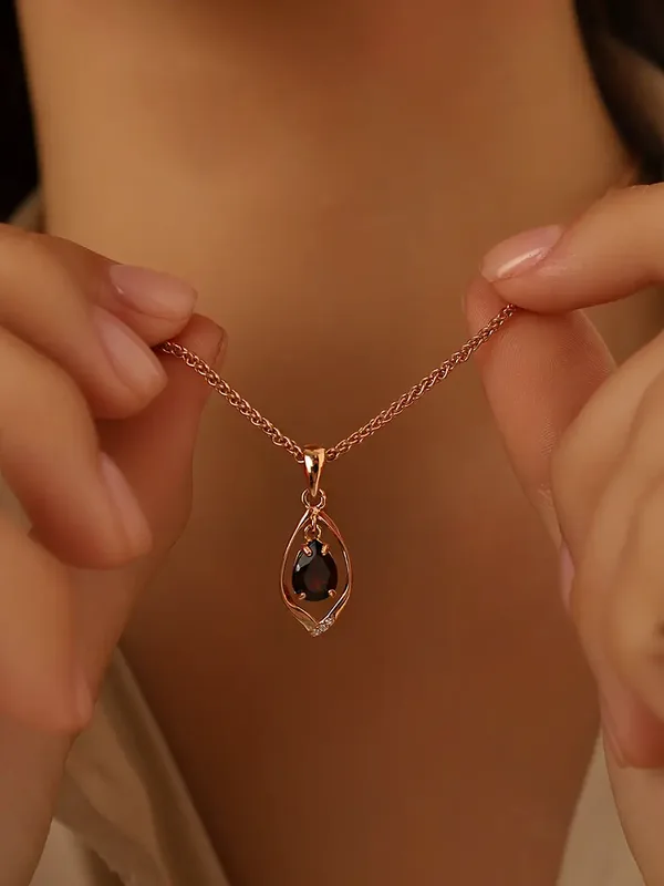 Подвеска из серебра с гранатом и фианитом, золочение