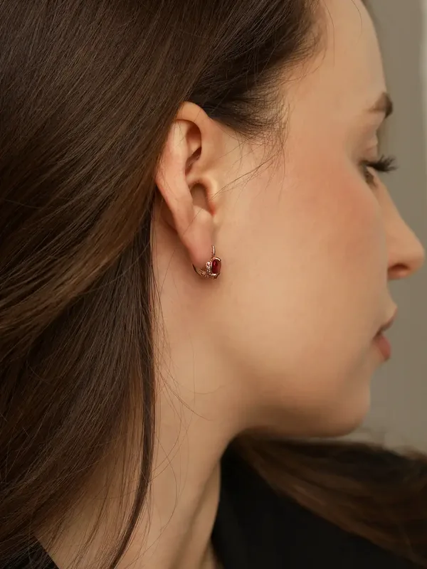Серьги из серебра с рубином, фианитом и корундом, золочение