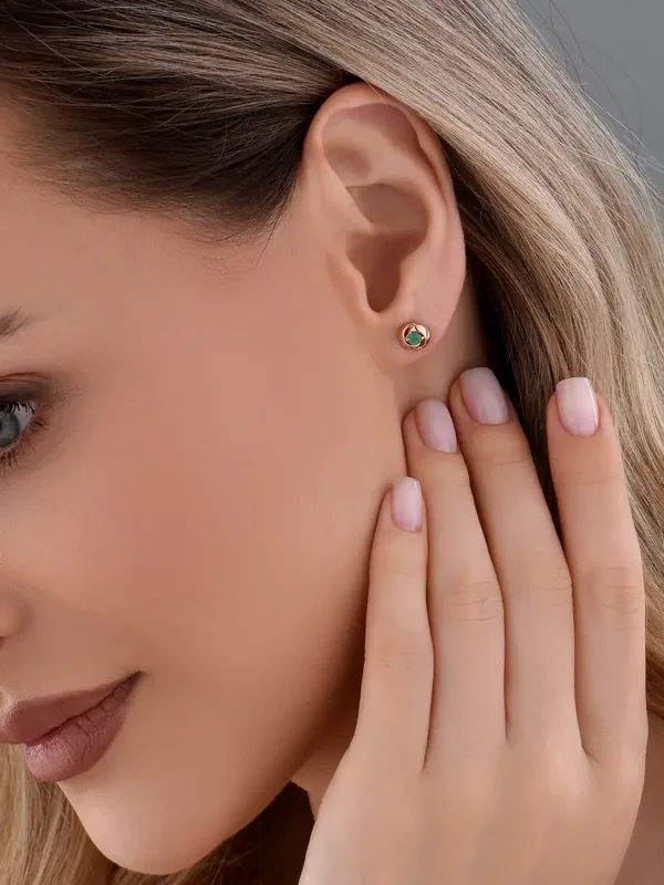 Серьги-пусеты из серебра с изумрудом, золочение